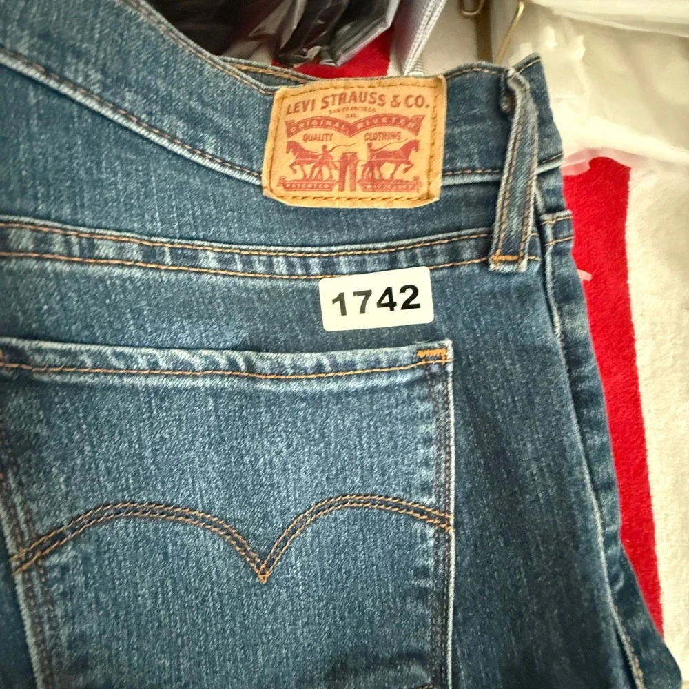 Levis 314 Shaping Straight Jeans Womens 30 Medium Wash Denim Blue Pants